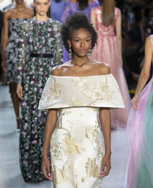 Tadashi Shoji 2020 Yaz Pist Şovu