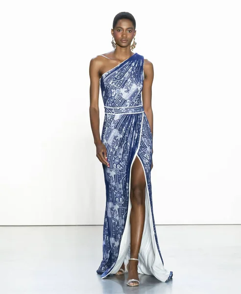 Tadashi Shoji 2020 Voorjaar Zomer Start-en landingsbaan Show — Stockfoto