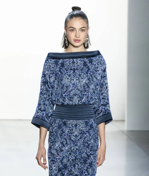 Tadashi Shoji 2020 Voorjaar Zomer Start-en landingsbaan Show — Stockfoto