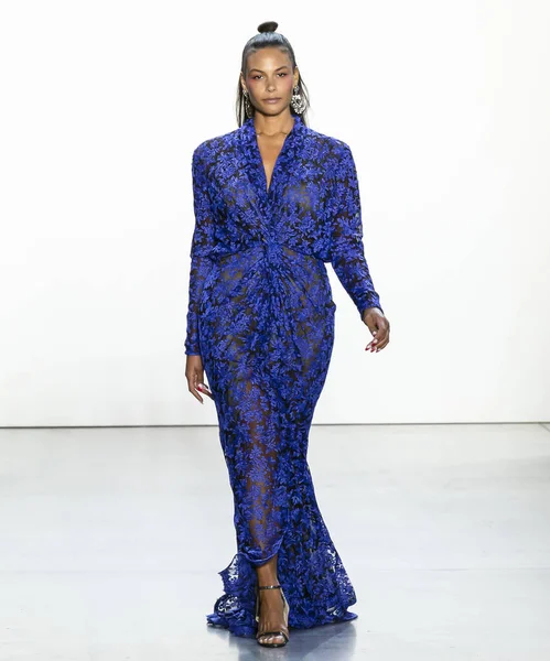 Espectáculo de pista de primavera y verano Tadashi Shoji 2020 — Foto de Stock