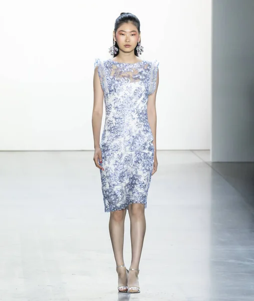 Tadashi Shoji 2020 Printemps Été Runway Show — Photo