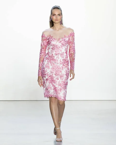 Tadashi Shoji 2020 Printemps Été Runway Show — Photo