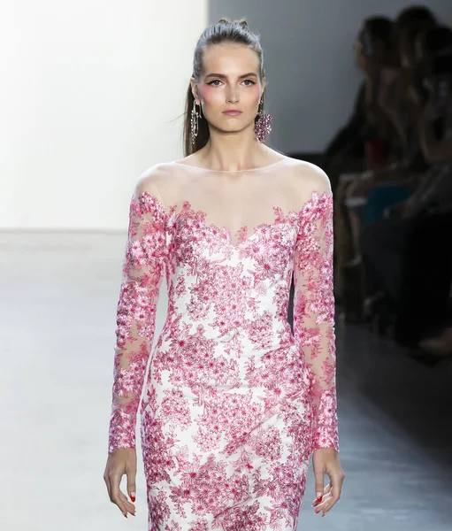 Tadashi Shoji 2020 Voorjaar Zomer Start-en landingsbaan Show — Stockfoto