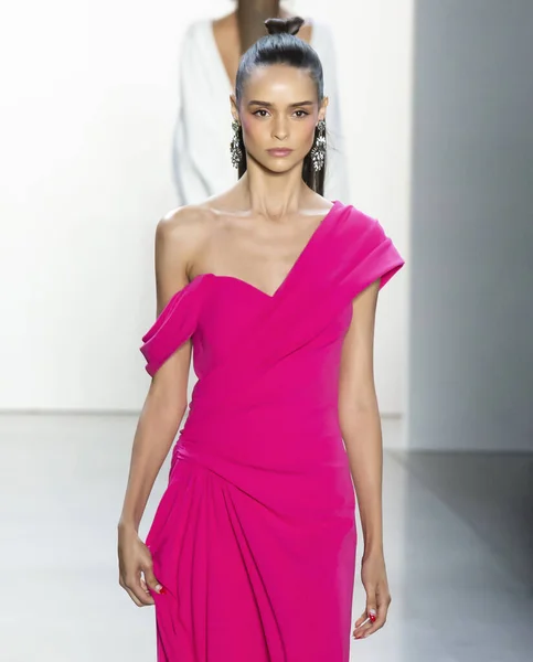 Tadashi Shoji 2020 Printemps Été Runway Show — Photo