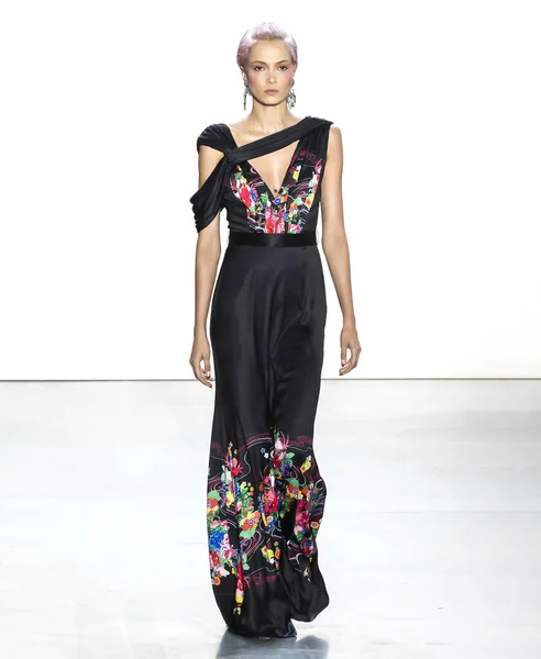 Tadashi Shoji 2020 Printemps Été Runway Show — Photo