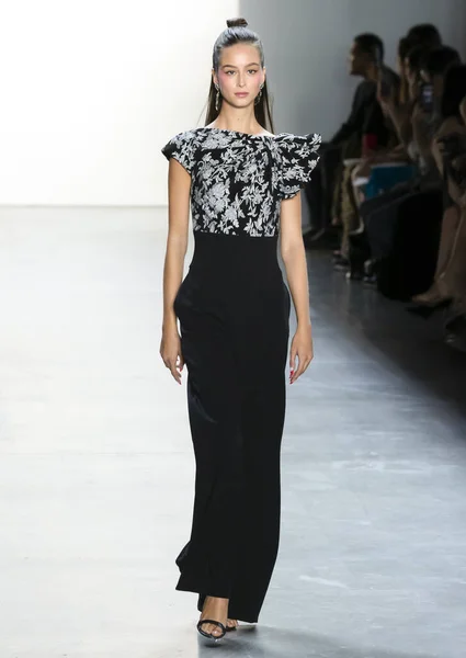 Tadashi Shoji 2020 Voorjaar Zomer Start-en landingsbaan Show — Stockfoto