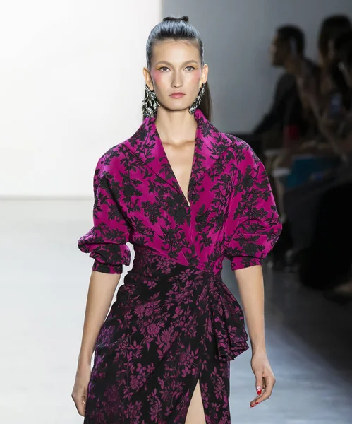 Tadashi Shoji 2020 Voorjaar Zomer Start-en landingsbaan Show — Stockfoto