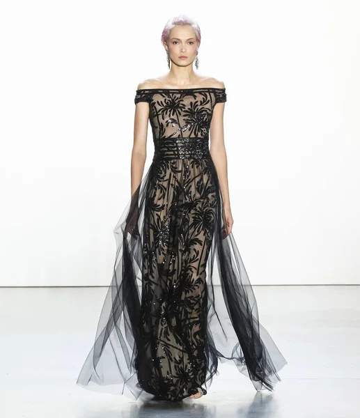 Espectáculo de pista de primavera y verano Tadashi Shoji 2020 — Foto de Stock