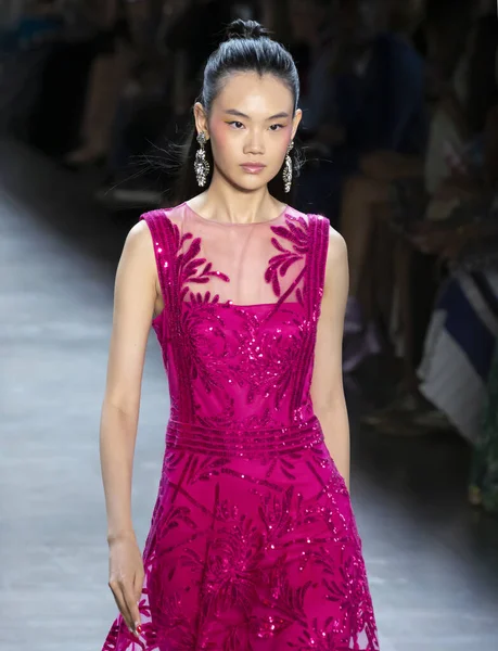 Espectáculo de pista de primavera y verano Tadashi Shoji 2020 — Foto de Stock