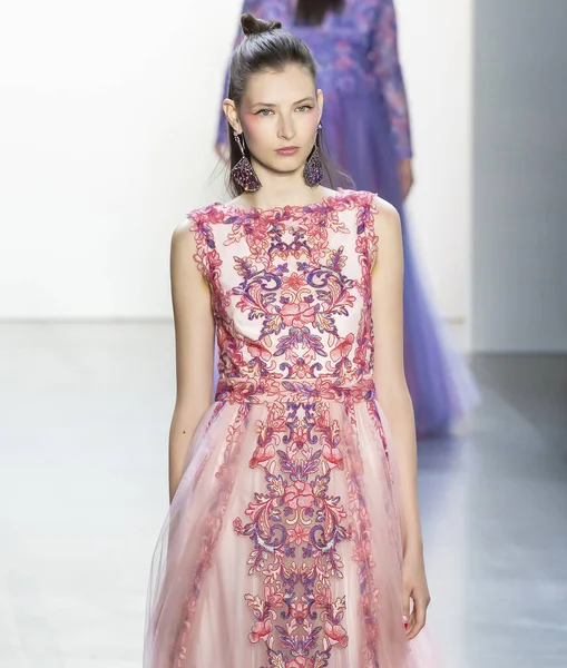 Tadashi Shoji 2020 Spring Summer Runway Show — Stock Photo, Image