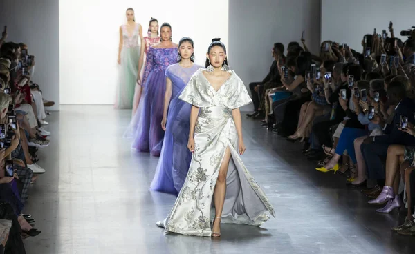 Espectáculo de pista de primavera y verano Tadashi Shoji 2020 —  Fotos de Stock