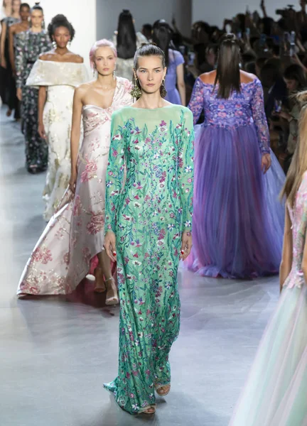 Tadashi Shoji 2020 Voorjaar Zomer Start-en landingsbaan Show — Stockfoto