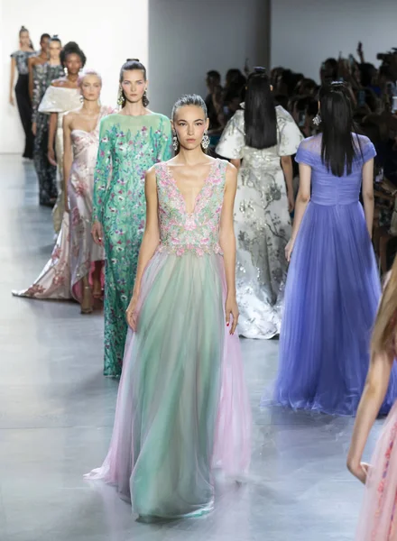 Tadashi Shoji 2020 Spring Summer Runway Show — Stock Photo, Image