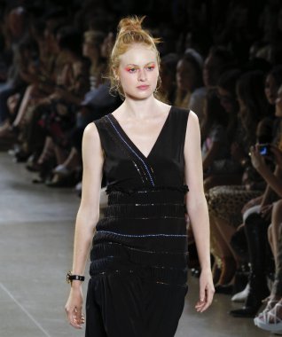 Nicole Miller 2020 Yaz Pist Şovu