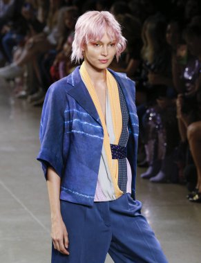 Nicole Miller 2020 Yaz Pist Şovu