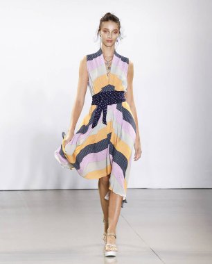 Nicole Miller 2020 Yaz Pist Şovu