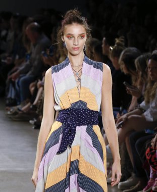 Nicole Miller 2020 Yaz Pist Şovu