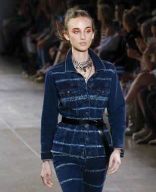 Nicole Miller 2020 Yaz Pist Şovu