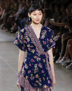 Nicole Miller 2020 Yaz Pist Şovu