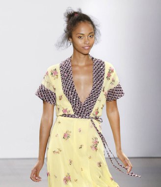 Nicole Miller 2020 Yaz Pist Şovu