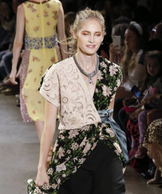 Nicole Miller 2020 Yaz Pist Şovu