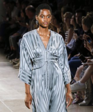 Nicole Miller 2020 Yaz Pist Şovu