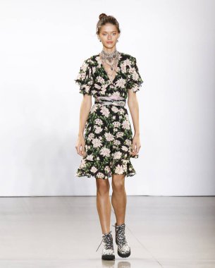 Nicole Miller 2020 Yaz Pist Şovu