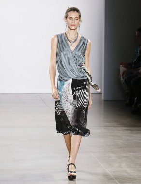 Nicole Miller 2020 Yaz Pist Şovu