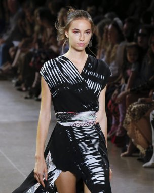 Nicole Miller 2020 Yaz Pist Şovu