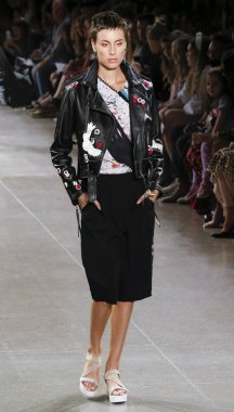 Nicole Miller 2020 Yaz Pist Şovu