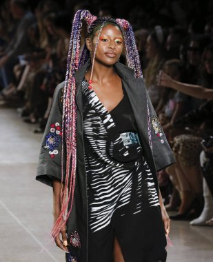 Nicole Miller 2020 Yaz Pist Şovu