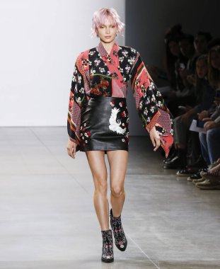 Nicole Miller 2020 Yaz Pist Şovu