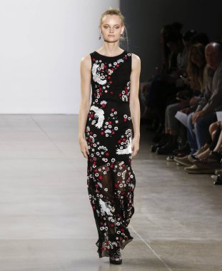 Nicole Miller 2020 Yaz Pist Şovu