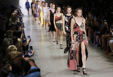 Nicole Miller 2020 Yaz Pist Şovu