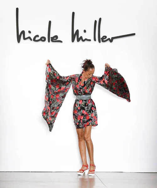 Nicole Miller 2020 Primavera Verano Pasarela Show — Foto de Stock