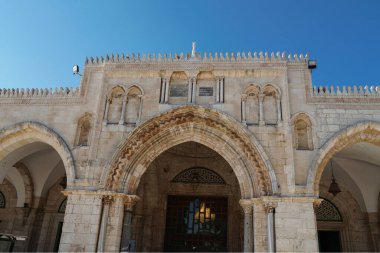 Kudüs 'teki El Aksa Camii' nin önünde, Tapınak Dağı 'nın tepesinde. El Aksa camii tüm müslümanlar ve müslümanlar için kutsal bir yerdir..