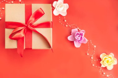 Kırmızı arka planda bayram hediyesi