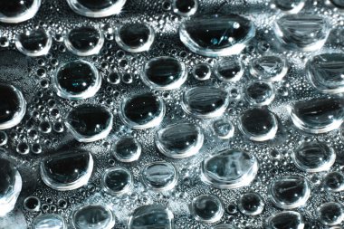 Filmin üzerine biraz su damlatın.