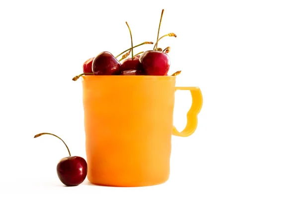 Bayas Cereza Una Taza Sobre Fondo Blanco Aislado —  Fotos de Stock