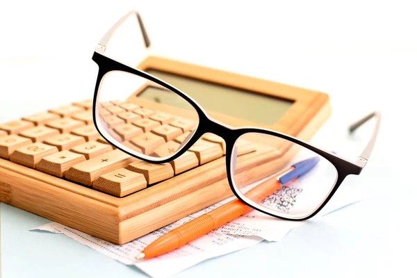 桌上的计算器 眼镜和收据 — 图库照片