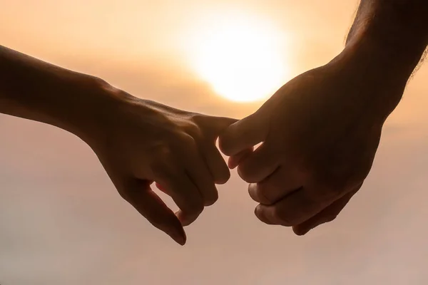 Una Pareja Cogen Las Manos Fondo Del Atardecer — Foto de Stock