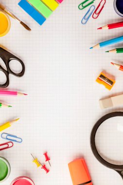 Okul malzemeleri defter kağıdına konur.