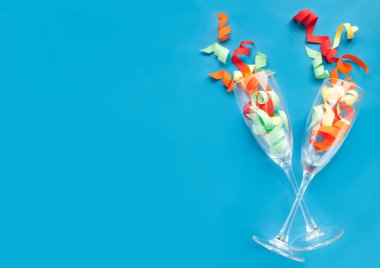 Mavi arka planda iki bardak konfeti.