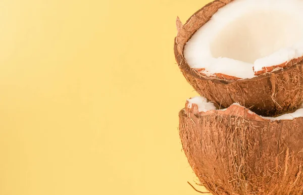Zwei Halbe Kokosnüsse Auf Gelbem Hintergrund — Stockfoto