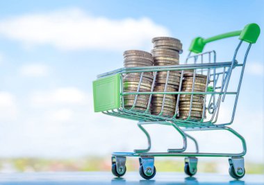 Mavi gökyüzünün arka planında bozuk paralar olan bir araba. konsept