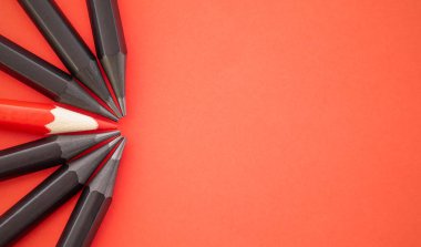 Altı siyah kalem ve kırmızı arka planda yarım daire şeklinde bir kırmızı kalem.