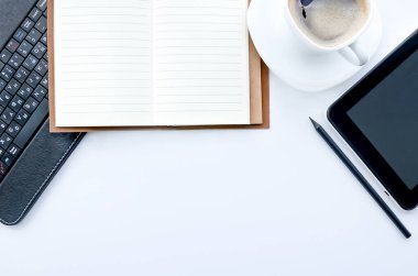 bilgisayar, not defteri, tablet ve kahve gri arka planda.