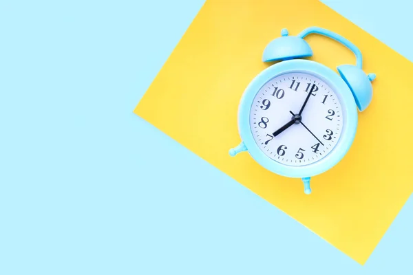 Relógio Alarme Azul Fundo Amarelo Azul — Fotografia de Stock