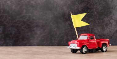 Sarı bayraklı küçük oyuncak araba.