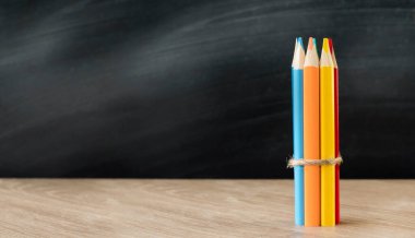 Okul yönetim kurulunun arka planında bir grup kalem